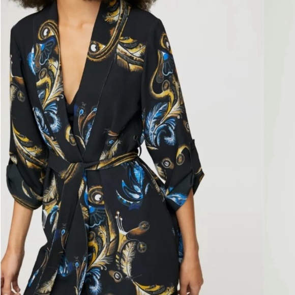 ⭐️Aritzia Babaton Kahlo Robe❤️EUC - Picture 2 of 10